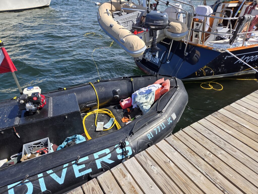 divers cleaning bottom